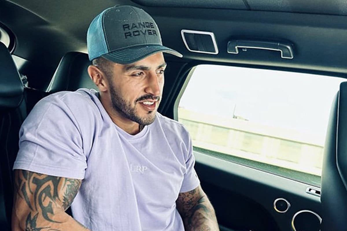 فیلم| اقدام تحسین برانگیز آیسان اسلامی | دیلی فوتبال