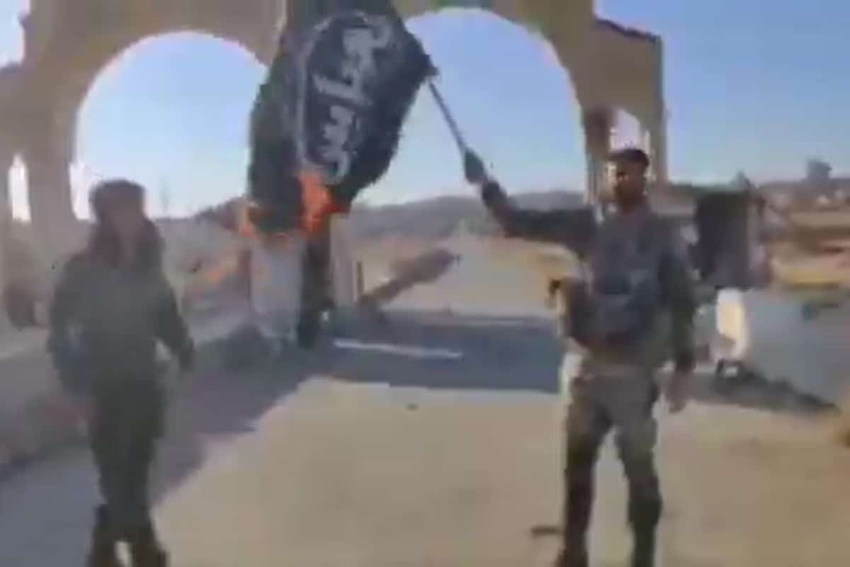 فیلم| آتش زدن پرچم منقش به نام حضرت عباس (ع) توسط نیروهای تحریر الشام فیلم| آتش زدن پرچم منقش به نام حضرت عباس (ع) توسط نیروهای تحریر الشام | دیلی فوتبال