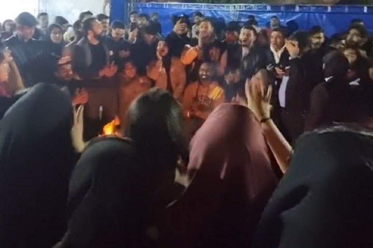 فیلم| دانشگاه یا دیسکو؛ رقص مختلط دانشجویان در حضور رئیس دانشگاه علامه طباطبایی | دیلی فوتبال