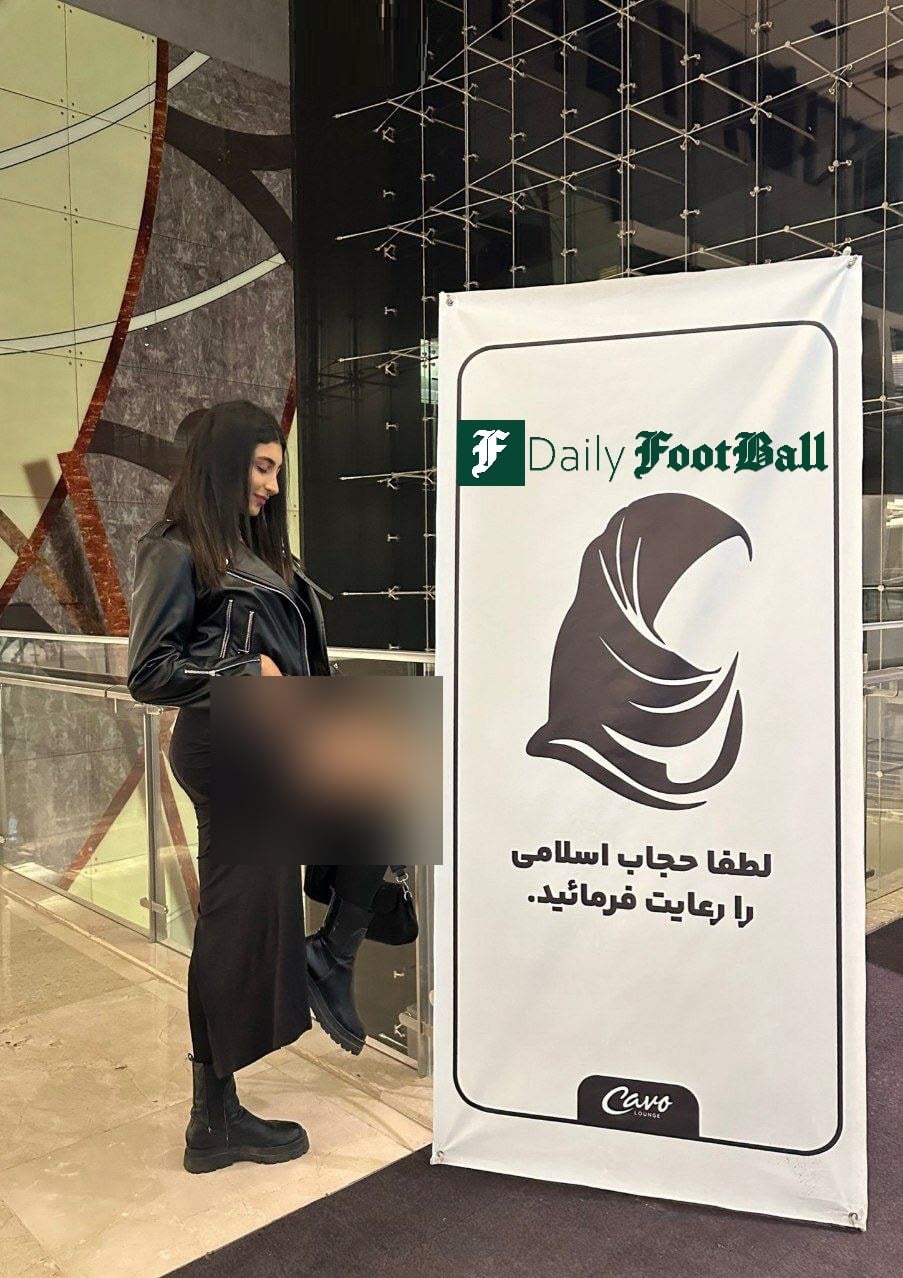 عکس| دهن کجی دختران بی حجاب به قانون در کنار بنر حجاب | دیلی فوتبال