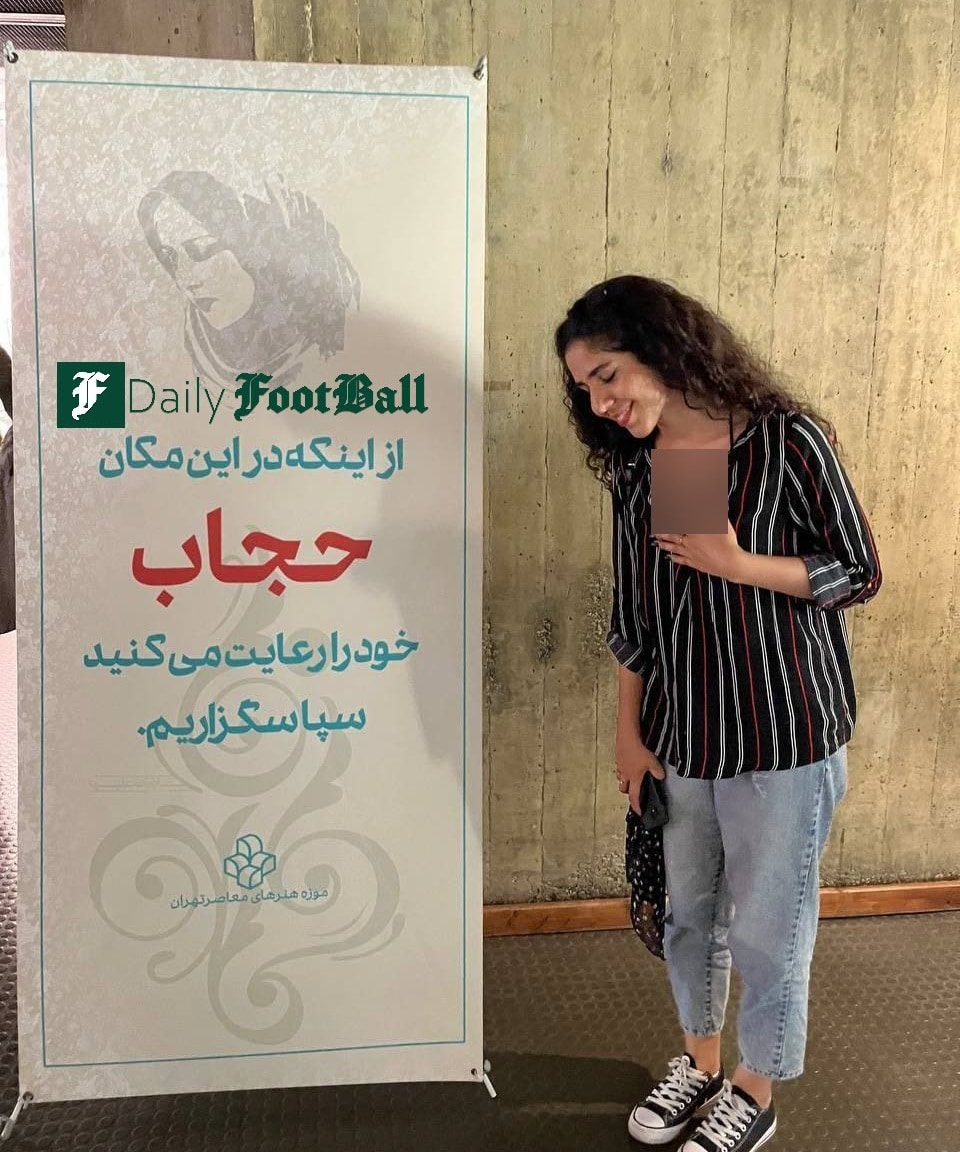 عکس| دهن کجی دختران بی حجاب به قانون در کنار بنر حجاب | دیلی فوتبال