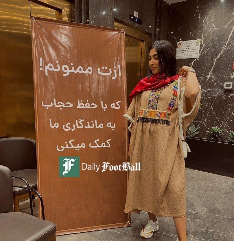 عکس| دهن کجی دختران بی حجاب به قانون در کنار بنر حجاب | دیلی فوتبال