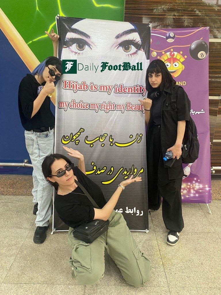 عکس| دهن کجی دختران بی حجاب به قانون در کنار بنر حجاب | دیلی فوتبال