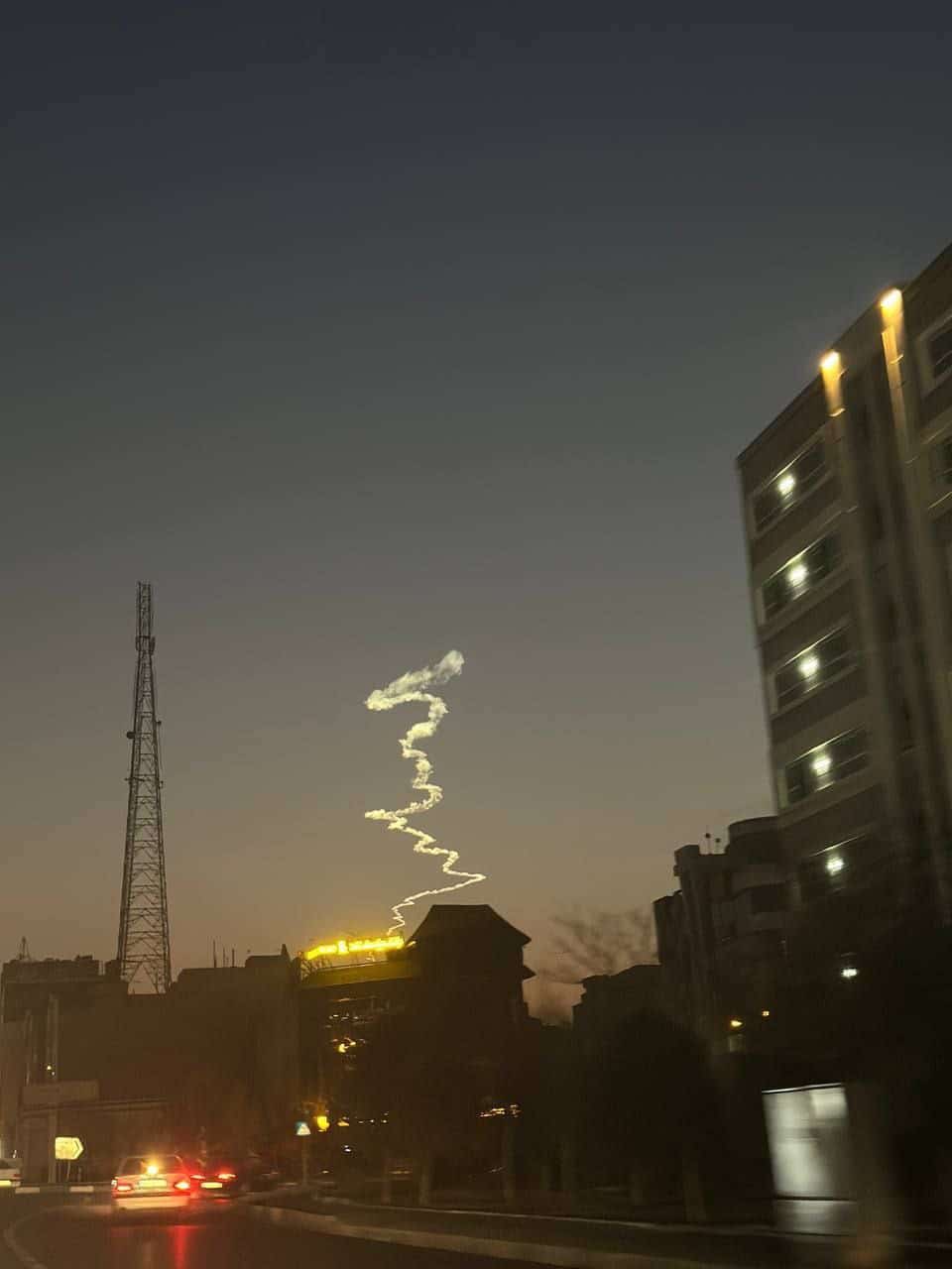 فیلم| ماجرای دیده شدن شیء نورانی در آسمان تهران امروز شنبه 17 آذر 1403 فیلم| ماجرای دیده شدن شیء نورانی در آسمان تهران امروز شنبه 17 آذر 1403 | دیلی فوتبال