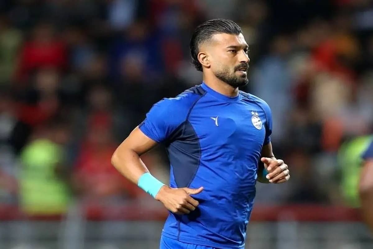 احضار رامین رضاییان به علت بغل کردن هوادار زن در اتوبوس استقلال | دیلی فوتبال