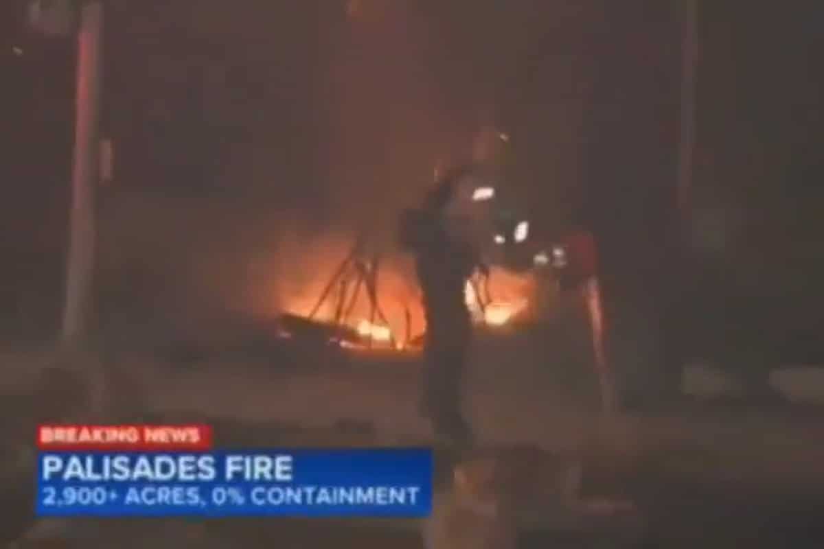 فیلم| روش پیشرفته آتش نشان های آمریکایی برای خاموش کردن آتش جهنم لس آنجاس | دیلی فوتبال