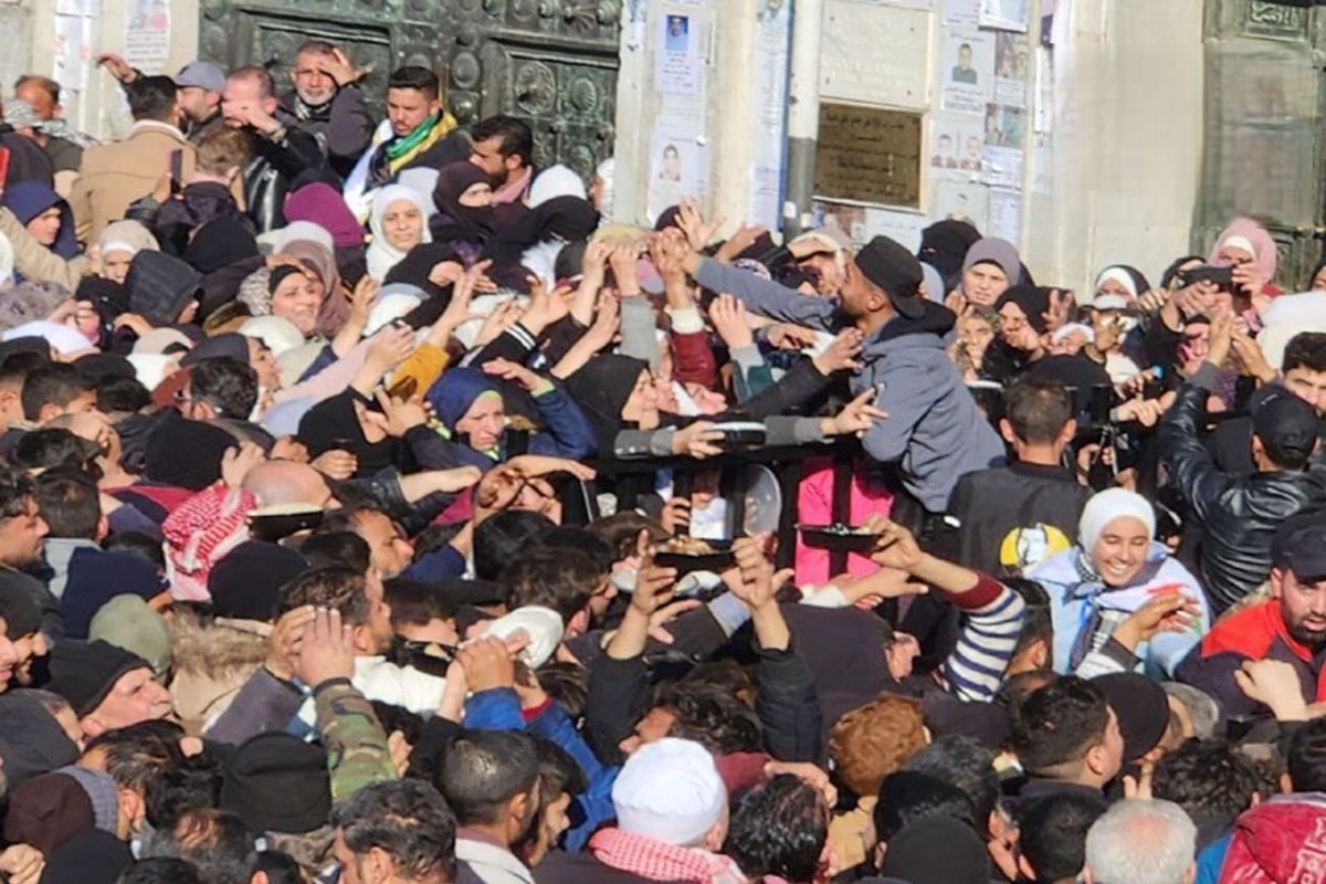 عکس| سر و دست شکستن برای دریافت غذای رایگان پس از سقوط دولت سوریه عکس| سر و دست شکستن برای دریافت غذای رایگان پس از سقوط دولت سوریه | دیلی فوتبال