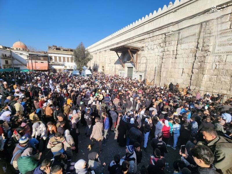 عکس| سر و دست شکستن برای دریافت غذای رایگان پس از سقوط دولت سوریه عکس| سر و دست شکستن برای دریافت غذای رایگان پس از سقوط دولت سوریه | دیلی فوتبال