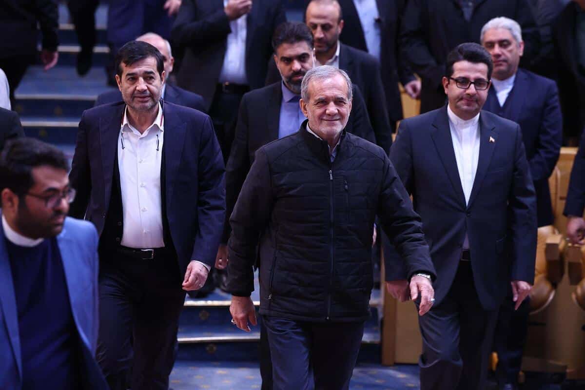 فیلم| آقای پزشکیان مثل فردین راه رفتن هنر نیست! | دیلی فوتبال