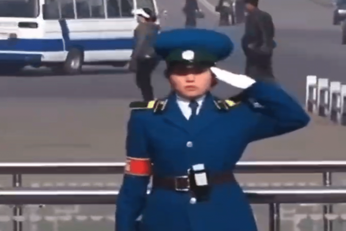 فیلم| تصاویر مخفیانه از حرکات افسر راهنمایی و رانندگی زن در کره شمالی فیلم| تصاویر مخفیانه از حرکات افسر راهنمایی و رانندگی زن در کره شمالی | دیلی فوتبال