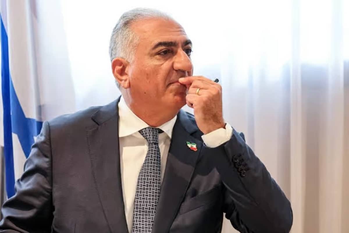 عکس| وقتی رضا پهلوی قرآن را می بوسید عکس| وقتی رضا پهلوی قرآن را می بوسید | دیلی فوتبال