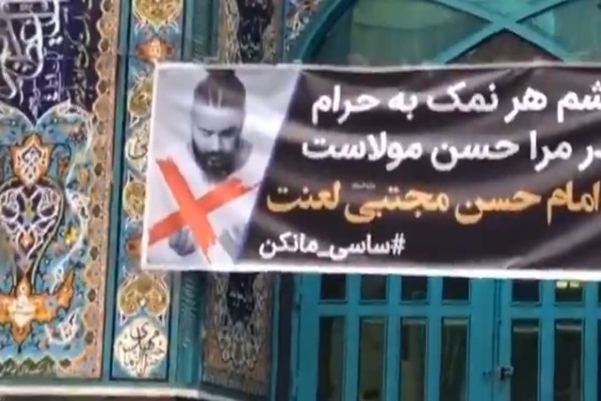 فیلم| نصب بنر ساسی مانکن در مسجد فیلم| نصب بنر ساسی مانکن در مسجد | دیلی فوتبال