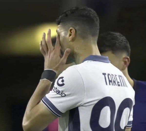 عکس| مچ بند مشکی «مهدی طارمی» به احترام جانباختگان حادثه بندر عباس | دیلی فوتبال