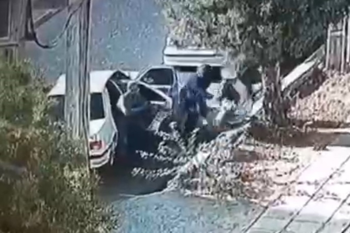 فیلم| لحظه ربودن یک روحانی در ایرانشهر | دیلی فوتبال