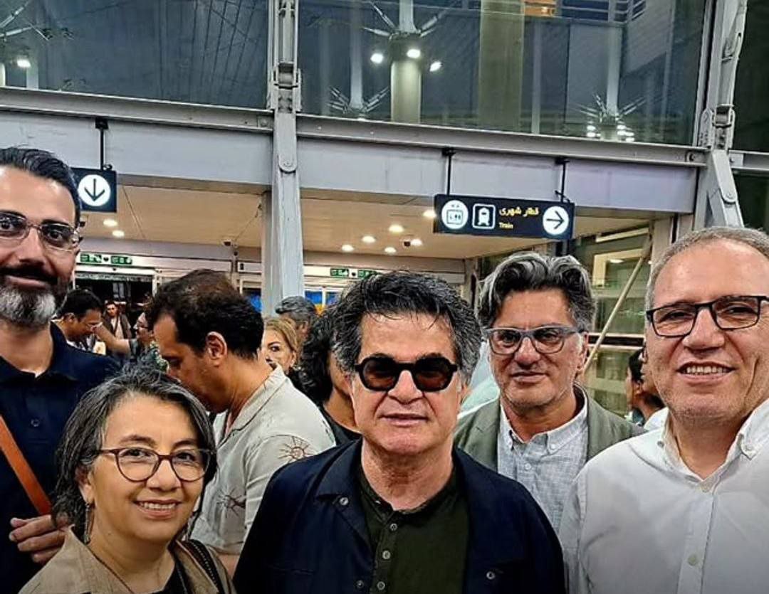 عکس| استقبال سرد از جعفر پناهی در فرودگاه | دیلی فوتبال