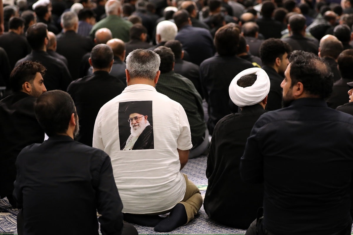علت غیبت رهبر انقلاب در مراسم عزاداری بیت رهبری | دیلی فوتبال