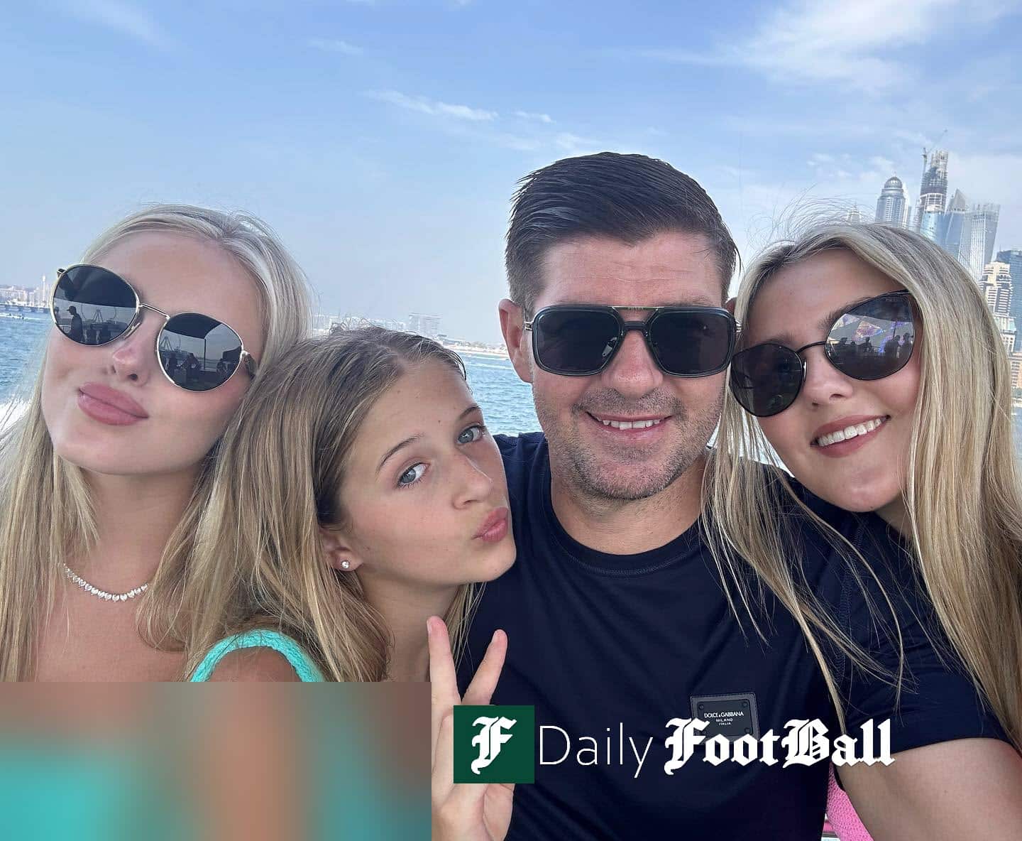 عکس خانوادگی دختران استوین جرارد و همسر اسطوره لیورپول در دریا