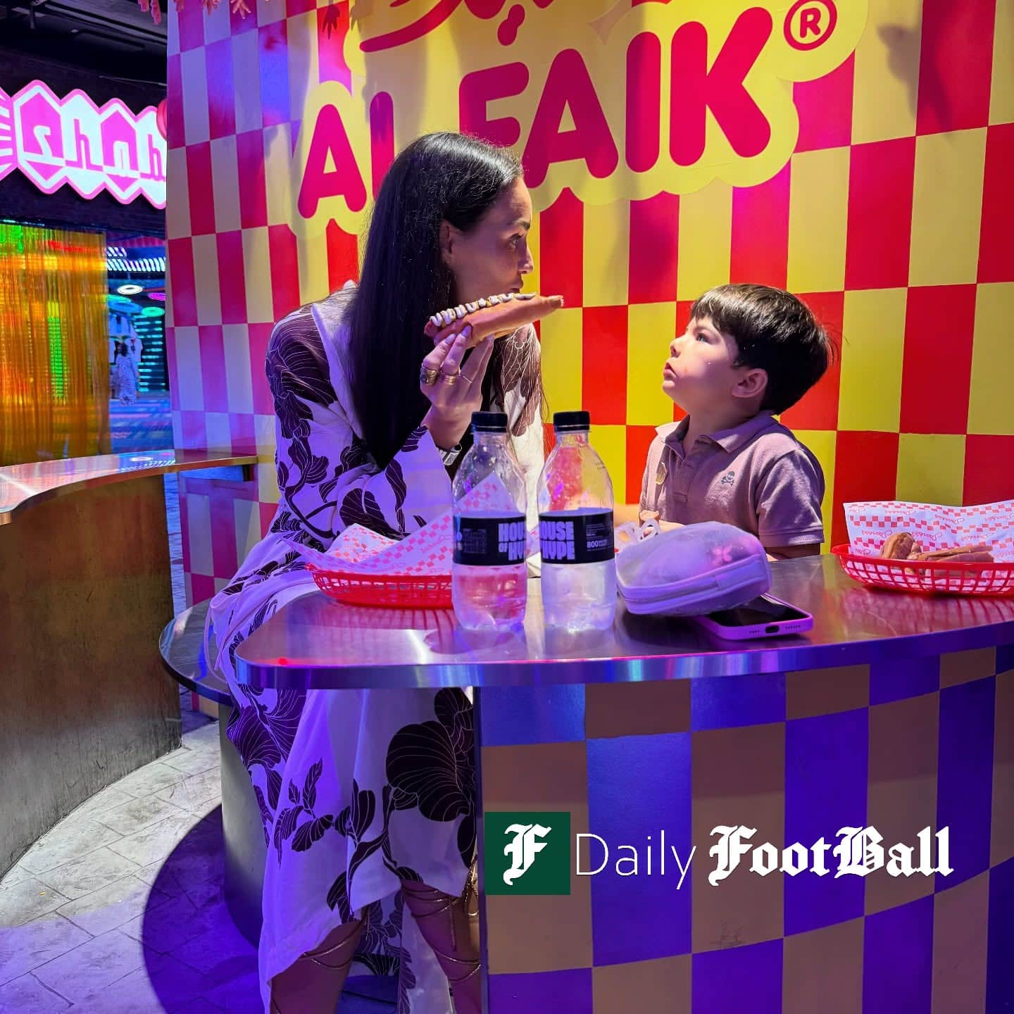 همسر آنتونیو آدان کیست؛ تصاویر جذاب از زندگی خصوصی دروازه بان اسپانیایی آنا همسر آدان و پسرش در حال خوردن ساندویچ