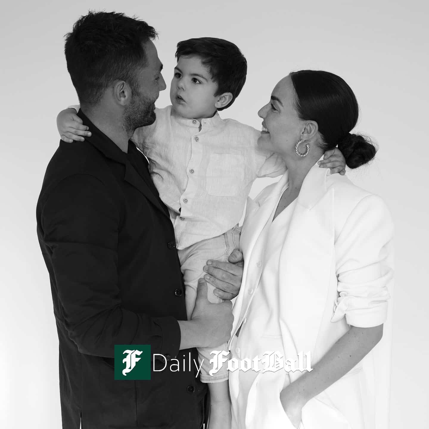 همسر آنتونیو آدان کیست؛ تصاویر جذاب از زندگی خصوصی دروازه بان اسپانیایی پسر دروازه بان اسپانیایی استقلال در آغوش پدر و مادرش آنا