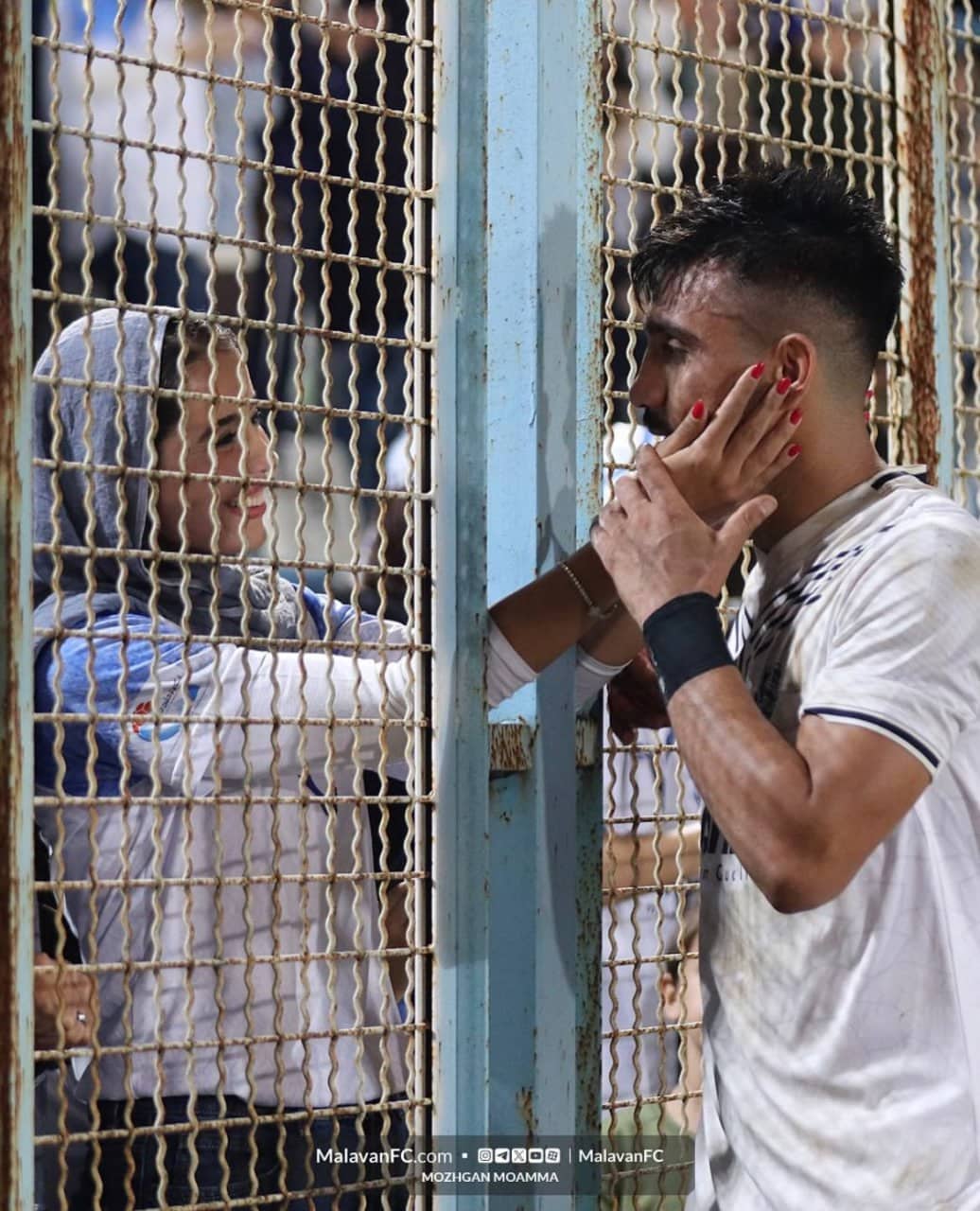 عکس| شادی گل ابوذر صفرزاده با همسرش در ورزشگاه | دیلی فوتبال