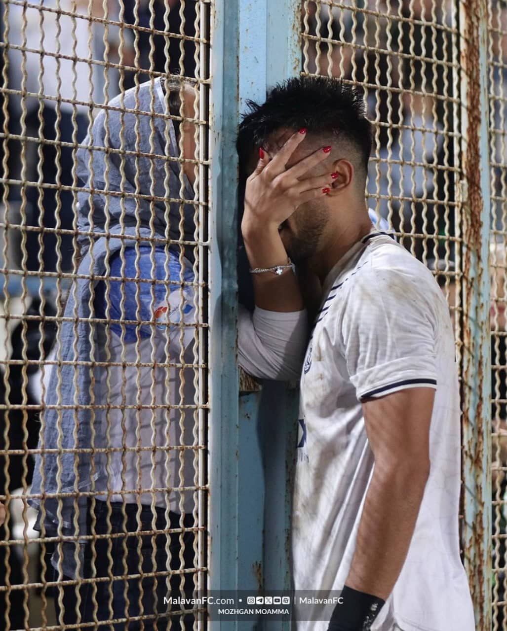 عکس| شادی گل ابوذر صفرزاده با همسرش در ورزشگاه | دیلی فوتبال