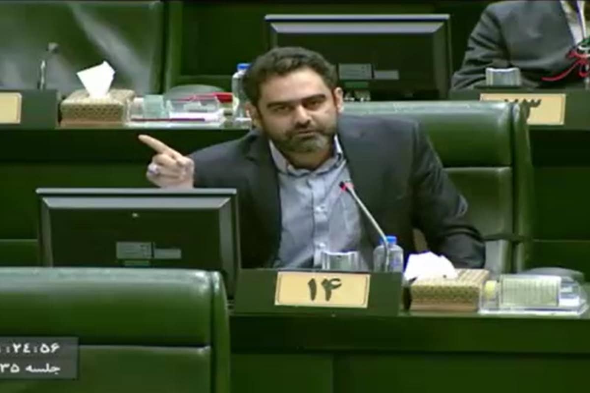 فیلم| نطق طوفانی امیرحسین ثابتی علیه حسن روحانی؛ اگر برای تو رضایت مردم مهم بود، یک شبه قیمت بنزین را سه برابر نمیکردی و فاجعه آبان 98 را رقم نمیزدی که صدها نفر کشته شدند فیلم| نطق طوفانی امیرحسین ثابتی علیه حسن روحانی؛ اگر برای تو رضایت مردم مهم بود، یک شبه قیمت بنزین را سه برابر نمیکردی و فاجعه آبان 98 را رقم نمیزدی که صدها نفر کشته شدند | دیلی فوتبال